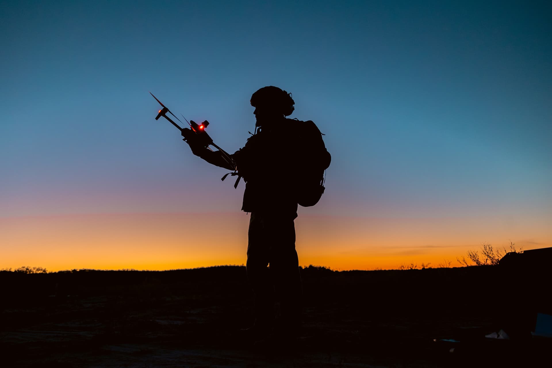 Silhouette de soldat au coucher du soleil