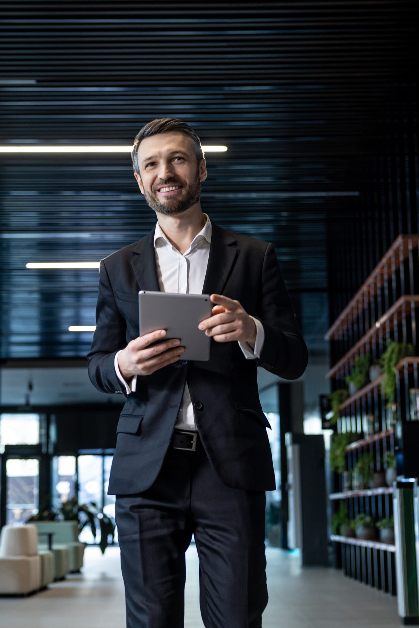 Consultant en costume dans une salle de serveurs